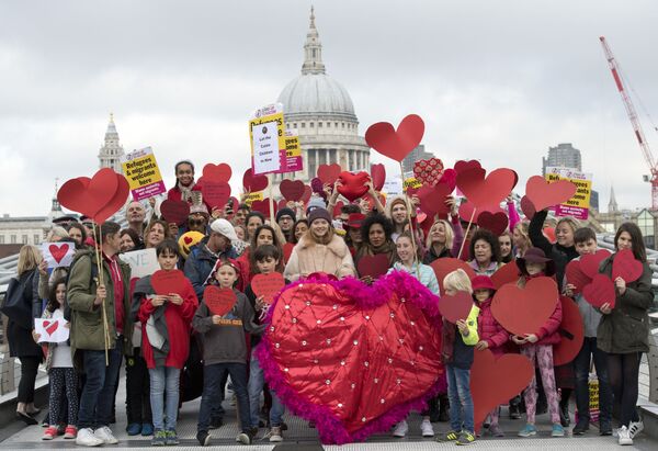 Британская модель и актриса Лили Коул участвует в фотосессии Love In Action Have a Heart на мосту Миллениум в Лондоне 26 октября 2016 года. Так, медийная персона призывает правительство помочь детям беженцев. - Sputnik Узбекистан