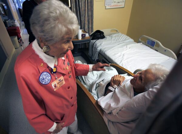 105-летний волонтер из региональной больницы Мемориал Дорри Абер-Нойек (слева) болтает с 94-летней пациенткой Лилиан Пфайфер,9 февраля 2012 г. - Sputnik Узбекистан