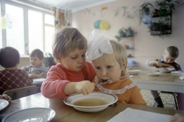 Дети за обедом - Sputnik Узбекистан