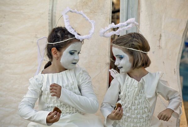 Девушки в костюмах ангелов тренируются во время театрального представления под открытым небом в парке Бухареста. Румыния, 21 июня 2013 г. - Sputnik Узбекистан