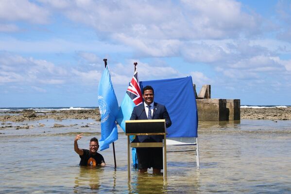 Tuvalu Adliya, aloqa va tashqi ishlar vaziri Saymon Kofe Tuvaluning Funafuti shahrida okeanda turib, COR26 bayonotini berdi. - Sputnik O‘zbekiston