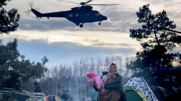 Лагерь нелегальных мигрантов на белорусско-польской границе - Sputnik Узбекистан