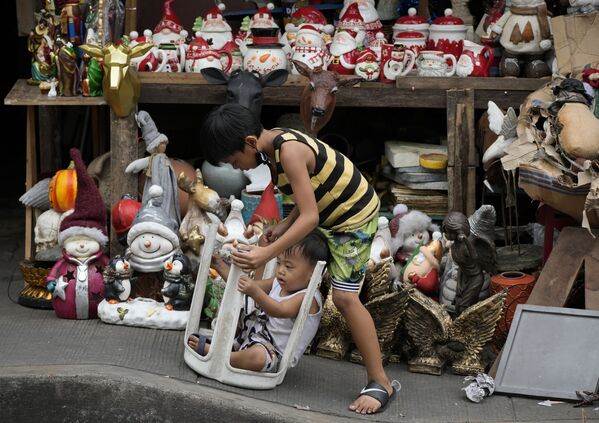 В Маниле, на Филиппинах, уже продаются рождественские украшения. В этой католической стране Рождество считается одним из самых главных праздников и жители активно украшают свои дома праздничной символикой. - Sputnik Узбекистан