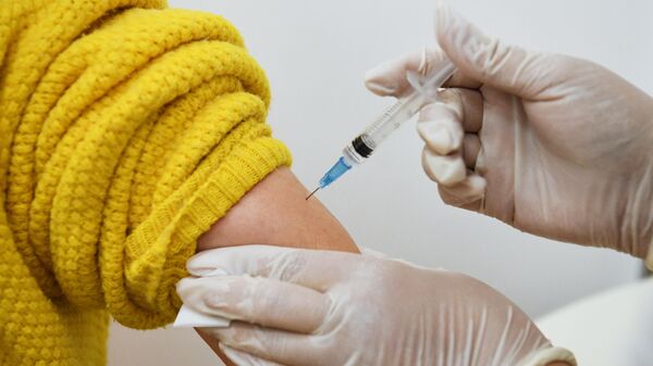 Медицинский работник делает прививку от коронавируса - Sputnik Ўзбекистон