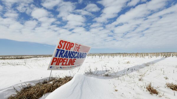 Табличка с призывом остановить строительство нефтепровода Keystone XL в Небраске, США - Sputnik Узбекистан
