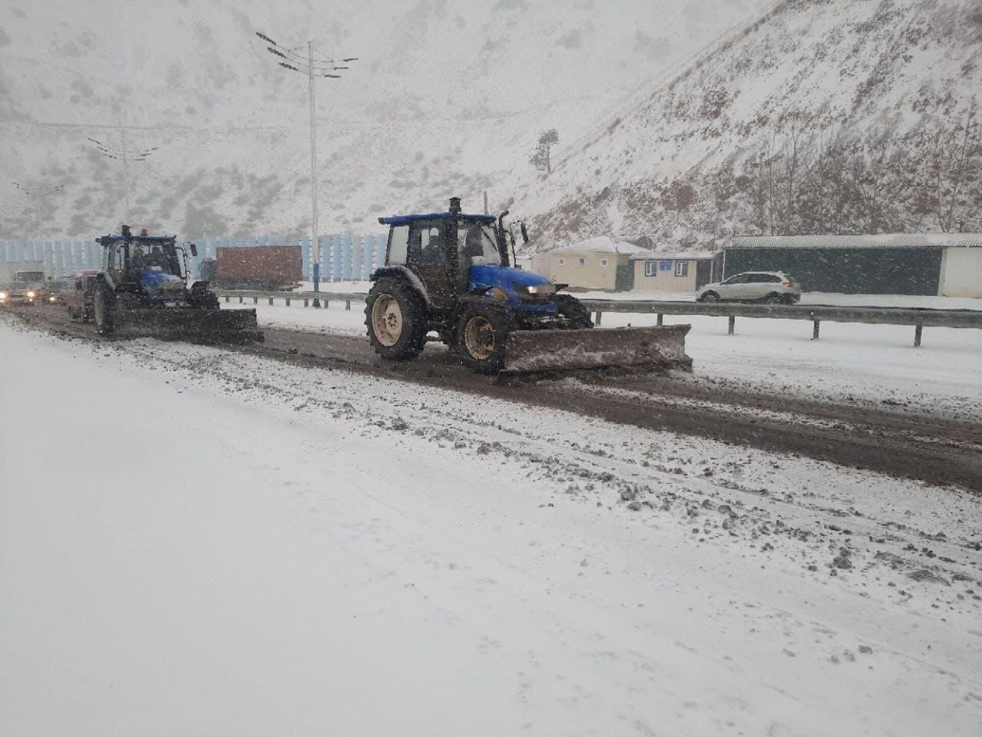 Очистка дорог от снега на перевале Камчик - Sputnik Узбекистан, 1920, 07.12.2023
