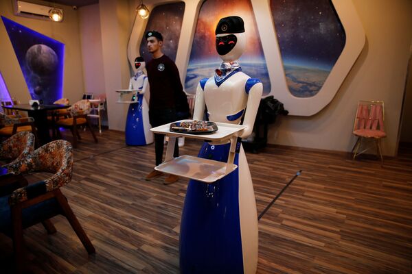В ресторане White Fox работу официантов выполняют роботы. В Европе кафе с роботами популярны, но для Ирака это новшество.  - Sputnik Узбекистан