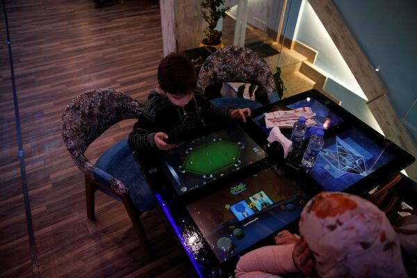 На специальных мультимедийных панелях маленькие посетители ресторана могут поиграть в видеоигры. - Sputnik Узбекистан