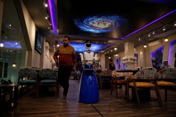 Все заказы приносят улыбающиеся роботы, имитирующие девушек. - Sputnik Узбекистан