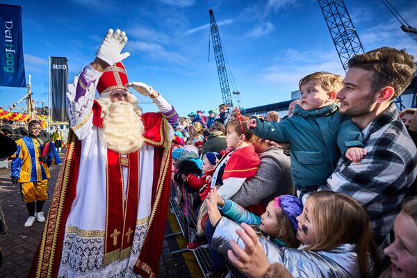 Жители приветствуют &quot;Синтерклааса&quot; - местного аналога Санта-Клауса, на пляже Схевенинген в Гааге, Нидерланды, 13 ноября 2021 года. - Sputnik Узбекистан