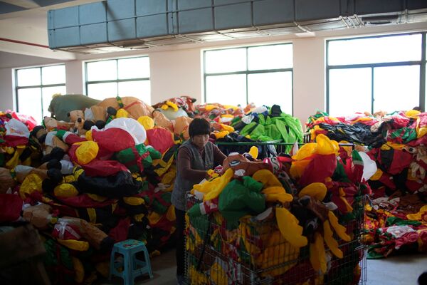 Производство новогодних игрушек на фабрике Goosh в Китае. - Sputnik Узбекистан