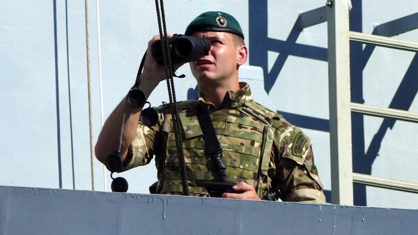 Военнослужащий на палубе эсминца - Sputnik Узбекистан
