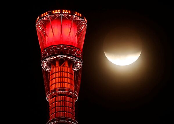 Частично скрытая луна на фоне высочайшей телебашни Skytree в Токио, Япония. - Sputnik Узбекистан