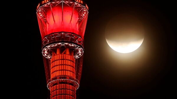 Луна рядом с самой высокой в мире телебашней Tokyo Skytree во время частичного лунного затмения в Токио, Япония - Sputnik Ўзбекистон
