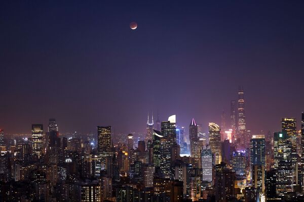 Лунное затмение над Шанхаем. - Sputnik Узбекистан