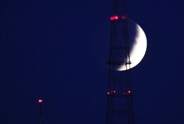 Луна во время затмения во Владивостоке. Это самое продолжительное частное затмение Луны с XV века, которое продлится 3 часа 28 минут (с 10.20 до 13.48 мск).  - Sputnik Узбекистан