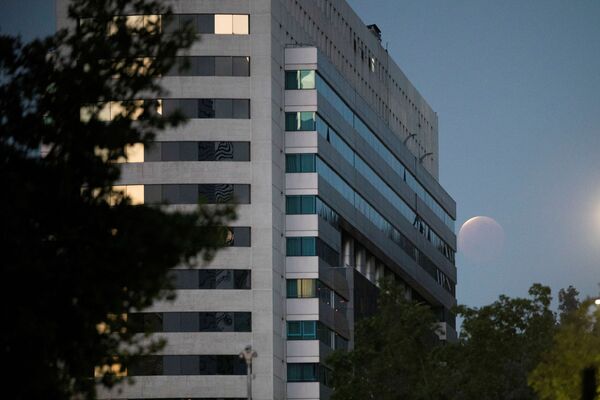 Лунное затмение в Сантьяго, Чили. - Sputnik Узбекистан