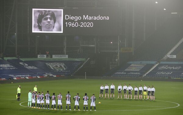 Минута молчания в память о Диего Марадоне перед началом матча Английской Премьер-лиги между &quot;Вест Бромвич&quot; и &quot;Шеффилд Юнайтед&quot; 28 ноября 2020 года. - Sputnik Узбекистан