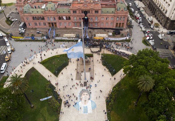 Люди на церемонии прощания с Диего Марадоной в Президентском дворце в Буэнос-Айресе, Аргентина, 26 ноября 2020 г. - Sputnik Узбекистан