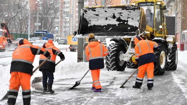 Сотрудники коммунальной службы убирают снег, иллюстративное фото - Sputnik Узбекистан