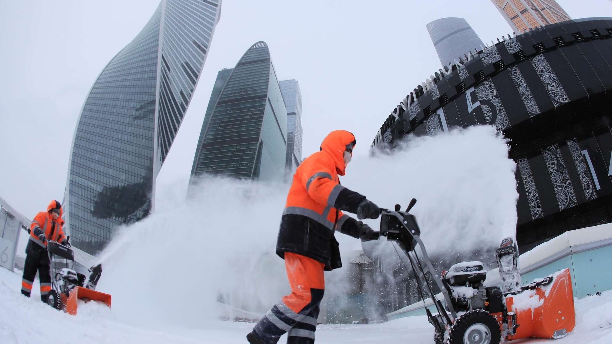 Очистка москвы. Сильный снегопад в Москве. Снегопад в Москве 12 февраля. Москва Сити, снегопад 2021. Зимний экстрим в Москве.