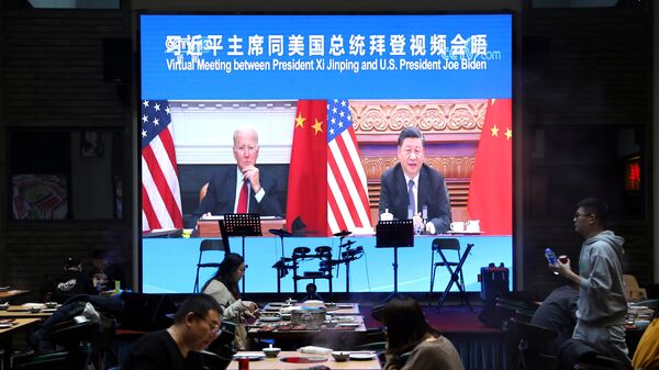Трансляция виртуальной встречи президента США Джо Байдена с президентом Китая Си Цзиньпином в ресторане в Пекине, Китай - Sputnik Узбекистан
