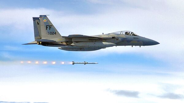Истребитель F-15C Eagle  во время стрельбы ракетой AIM-120 AMRAAM - Sputnik Узбекистан
