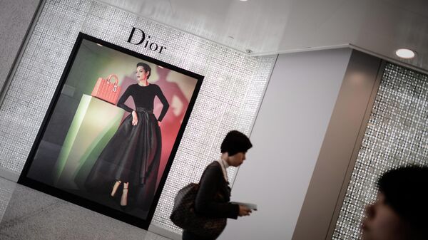 Женщина проходит мимо магазина Dior, Гонконг - Sputnik Узбекистан