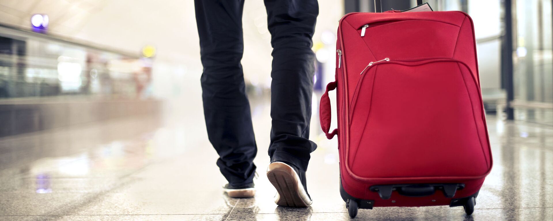 Мужчина с чемоданом путешествует - Sputnik Ўзбекистон, 1920, 16.08.2025