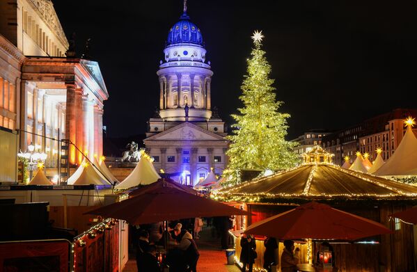 Традиционный рождественский рынок развернулся на площади Жандарменмаркт в Берлине (Германия). На дальнем плане: Французский собор. - Sputnik Узбекистан