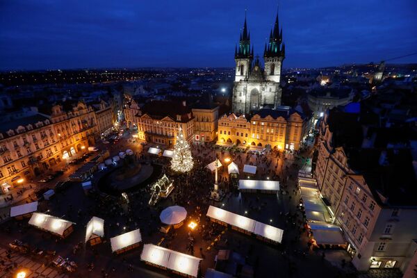 А в Праге традиционный рождественский рынок решили отменить из-за осложнившейся ситуации с COVID-19. Но ёлку к празднику нарядили. - Sputnik Узбекистан