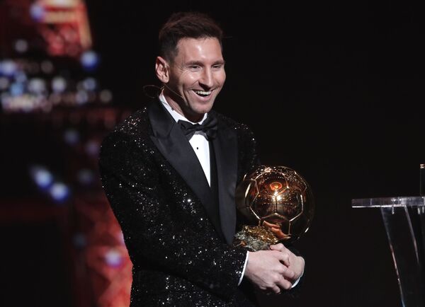 &quot;PSJ&quot; klubi  va Argentina terma jamoasi hujumchisi Lionel Messi yilning eng yaxshi futbolchisi deb topildi. - Sputnik Oʻzbekiston