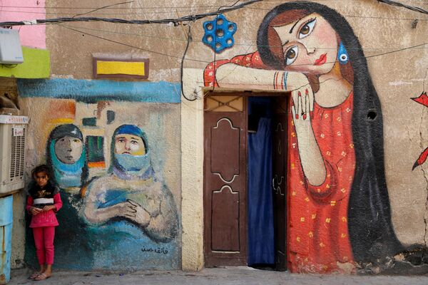 Команда из семи молодых художников украшают яркими граффити стены домов Багдада. - Sputnik Узбекистан