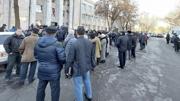 Митинг сторонников ряда партий, участвовавших в выборах в Жогорку Кенеш у здания ЦИК - Sputnik Узбекистан