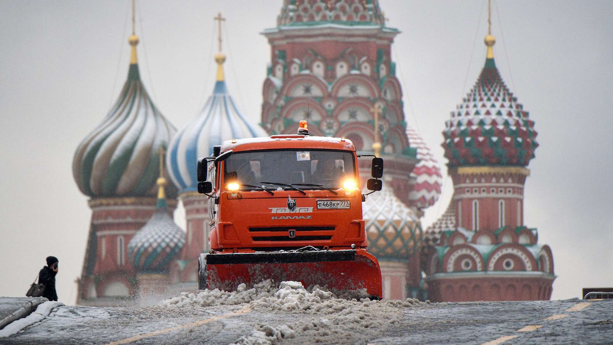 Москва апрель 2019. Снег в Москве. Снегопад в Москве. Машины в Москве. Москва красная площадь снегопад.