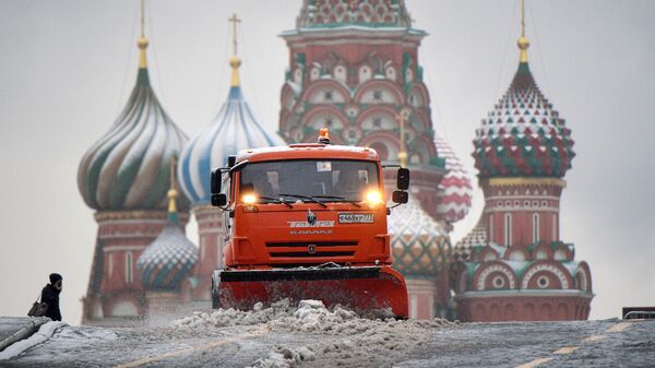 Snegouborochnaya mashina ubirayet sneg na Krasnoy ploщadi v Moskve - Sputnik Oʻzbekiston