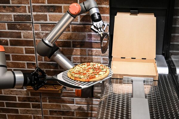 &quot;Пацци&quot; — робот, изготавливающий пиццу в парижском ресторане.  - Sputnik Узбекистан