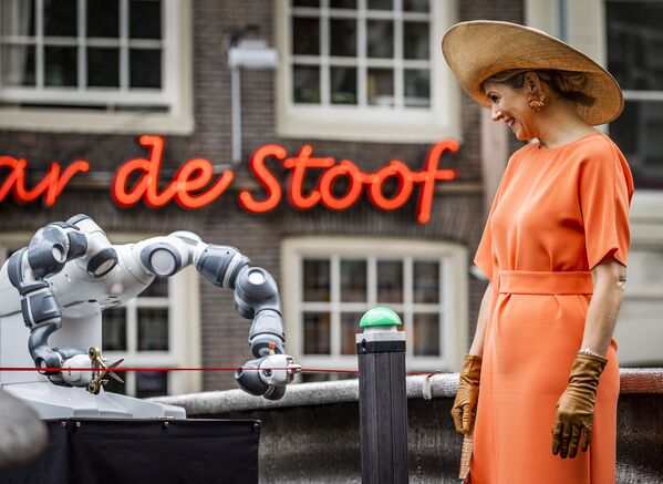 Королева Нидерландов Максима наблюдает, как робот перерезает ленточку на открытии моста в Амстердаме, напечатанного на 3D-принтере, 15 июля 2021 г. - Sputnik Узбекистан