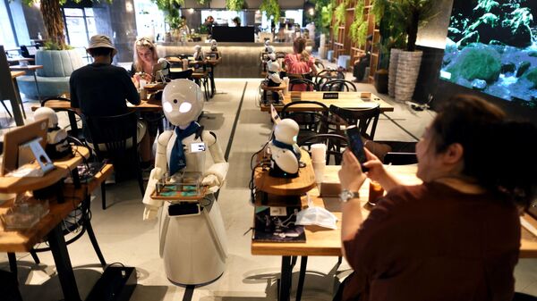 Robot vo vremya raboti v restorane  Dawn Cafe v Tokio  - Sputnik O‘zbekiston