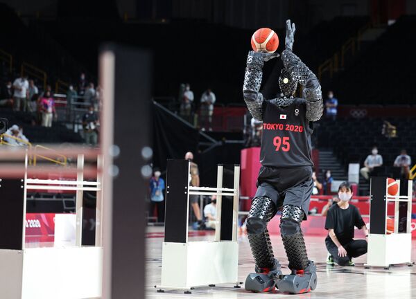 Робот-баскетболист по имени Кью играет в баскетбол во время перерыва на матче между США и Францией 25 июля 2021 на Олимпийских играх в Токио.  - Sputnik Узбекистан