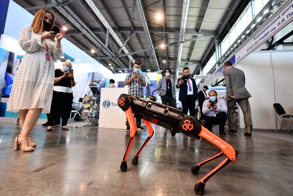 Робособака Unitree Robotic на Международной промышленной выставке Иннопром-2021 в Екатеринбурге - Sputnik Узбекистан