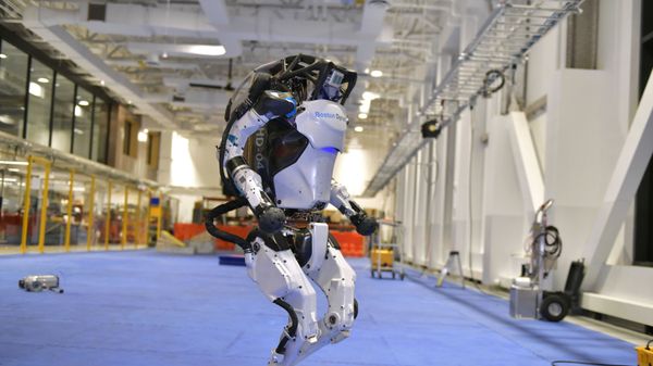 Робот Boston Dynamics Atlas во время демонстрации в компании в Уолтеме, штат Массачусетс - Sputnik Ўзбекистон