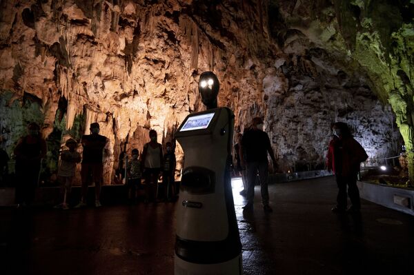 Робот Персефона ведет посетителей по пещере Алистрати в Греции. Персефона — первый робот, работающий гидом в пещере. Трудится она здесь с середины июля. - Sputnik Узбекистан