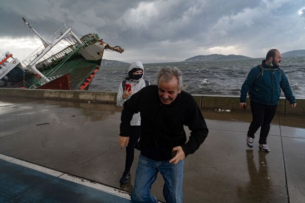 Лодка, перевернутая сильным ветром в Стамбуле. Пролив Босфор в настоящее время закрыт из-за ураганного ветра. Из-за непогоды четыре человека погибли и десятки получили травмы. - Sputnik Узбекистан