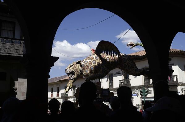 Фигуру тигра проносят по площади Пласа-де-Армас в Куско, Перу, 23 июня 2018 г. В июне в Куско проходит несколько праздников, главным из которых  является Праздник Солнца, отмечаемый 24 июня. - Sputnik Узбекистан