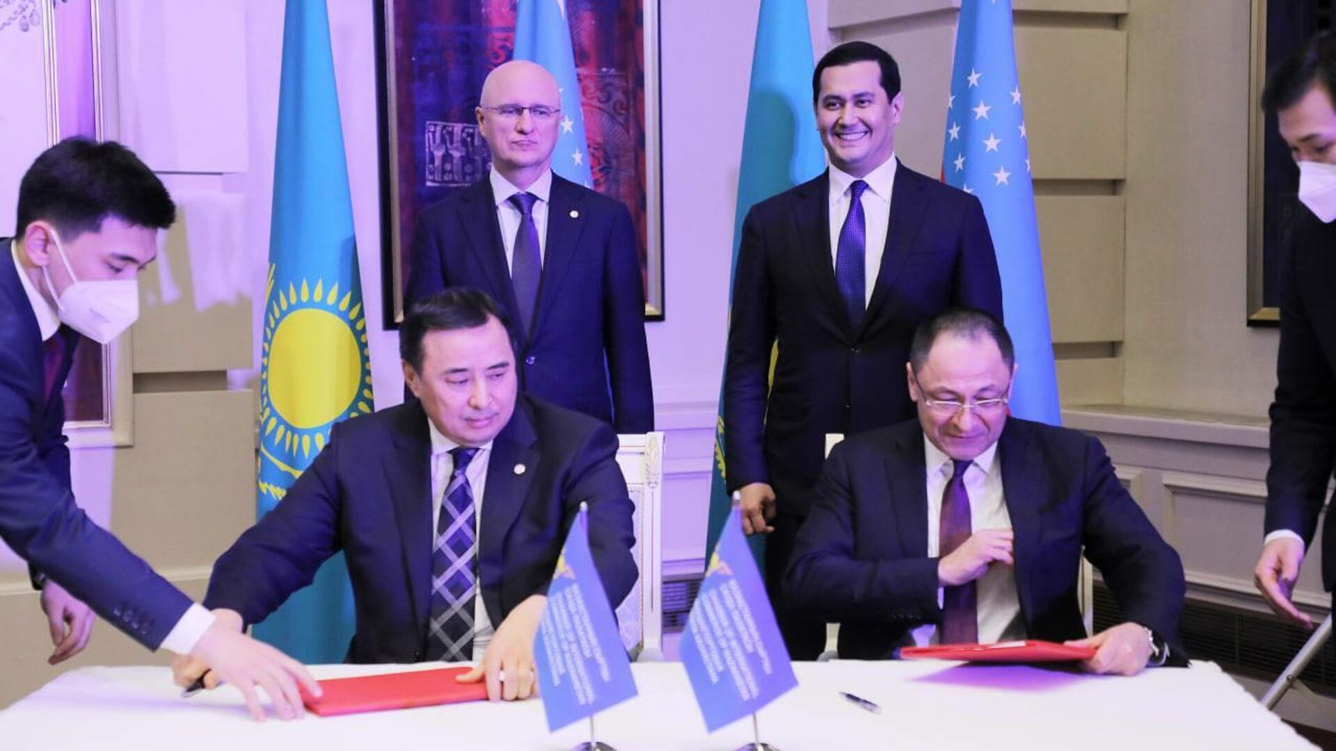 Узбекистан и Казахстан подписали контракты на $5,9 млрд. - Sputnik Ўзбекистон, 1920, 05.12.2021