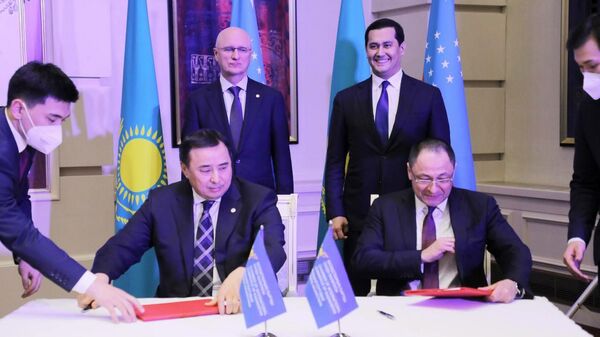 Uzbekistan i Kazaxstan podpisali kontrakti na $5,9 mlrd. - Sputnik O‘zbekiston