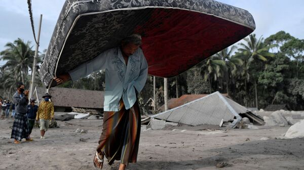 Эвакуация жителей в результате извержения вулкана Семеру в Индонезии  - Sputnik Узбекистан