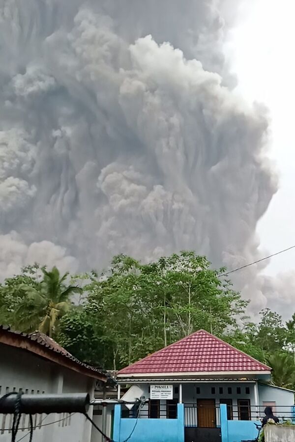 Фотография столба вулканического пепла была опубликована Национальным советом по чрезвычайным ситуациям Индонезии 4 декабря. - Sputnik Узбекистан