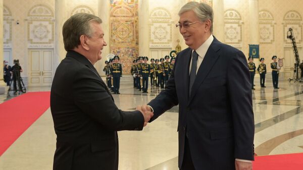Касым-Жомарт Токаев провел переговоры с Президентом Узбекистана Шавкатом Мирзиёевым - Sputnik Узбекистан